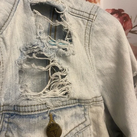 XS Guess distressed denim jacket​​​ - Picture 3 of 8